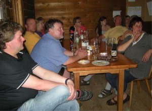 Kämpfer und Gäste in gemütlicher Runde